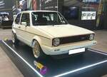 VW Golf 1 MK2 GTI im Farbton alpinweiß des Modelljahres 1983. Die besonders sportlichen Golf GTI Modelle wurden von einem Vierzylinderreihenmotor angetrieben, der aus einem Hubraum von 1781 cm³ serienmäßig 112 PS leistet. Die Höchstgeschwindigkeit wurde von seinerzeit mit 183 km/h bei einem Verbrauch von 10 Litern auf 100 Kilometern angegeben. Essen Motor Show am 28.11.2025.