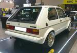 Heckansicht eines VW Golf 1 MK2 GTI im Farbton alpinweiß des Modelljahres 1983. 