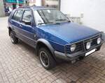 VW Golf 2  Country . Der Golf 2  Country  wurde von April 1990 bis Dezember 1991 verkauft. Man kann ihn als Vorreiter der heutigen SUV-Welle ansehen. F�r dieses Modell lieferte VW viert�rige Golf 2 Syncro-Modelle an Steyr-Daimler-Puch in Graz. Dort wurden insgesamt 7735  Country-Modelle  gefertigt. Die Besonderheiten des  Country  waren die vorderen  Bullenf�nger , das an der Heckklappe montierte Reserverad, der Unterfahrschutz und das ca. 12 Zentimeter h�her gelegte Fahrwerk. Als Motorisierung diente der serienm��ige Vierzylinderreihenmotor aus dem Golf-Programm mit einem Hubraum von 1781 cm� und einer Leistung von 98 PS. Im Werk Wolfsburg entstanden angeblich vereinzelte Umbauten wie GTI- oder 16V-Versionen, die allerdings nur an VW-Mitarbeiter verkauft worden sein sollen. 13. Saarner Oldtimer-Cup am 30.08.2026 in M�lheim an der Ruhr/Saarn.