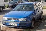 Hier ist ein VW Golf III Variant zu sehen.