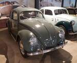 VW Typ 1, die meisten nennen ihn  Käfer , mit einer Erstzulassung aus dem Jahr 1951. Der Wagen ist ein Exportmodell mit verchromten Stoßstangen und ist im Farbton L11 pastellgrün lackiert. Ein solcher  Käfer  kostete im Jahr 1951 DM 4600,00 in der Standard- und DM 5400,00 in der Exportversion. Der im Heck verbaute, gebläsegekühlte, Vierzylinderboxermotor hat einen Hubraum von 1131 cm³ und leistet 25 PS. Die Höchstgeschwindigkeit des 1951´er Typ 1 lag bei ziemlich genau 100 km/h. Zylinderhaus in Bernkastel-Kues am 23.05.2024.