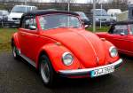 VW Käfer Cabrio steht auf dem Kasseler Messegelände anl.