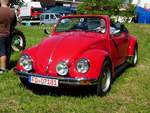 =VW Käfer Cabrio rollt zu seinem Standplatz bei der Oldtimerausstellung in Thalau im Mai 2017