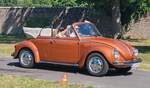 =VW Käfer Cabrio auf der Zufahrt zur Oldtimerausstellung bei Schloss Fasanerie, 06-2025