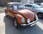 VW Typ 15 1303LS, die meisten sagen  Käfer Cabriolet , im Farbton brasilbraun aus dem Jahr 1978. Der im Heck verbaute, Gebläse-gekühlte, Vierzylinderboxermotor hat einen Hubraum von 1584 cm³ und leistet 50 PS. Oldtimertreffen an Mo´s Bikertreff in Krefeld am 08.03.2026.