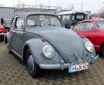 VW Käfer steht auf dem Kasseler Messegelände anl.