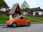 VW-Käfer, knattert mit typischem Geräusch zur Oldtimerveranstaltung Stehrerhof; 160703