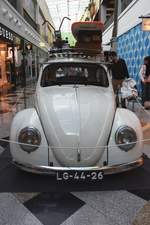 sehr gut erhaltener VW-Käfer, ausgestellt in einem Shopping-Center (Funchal/Portugal, 03.02.2018)