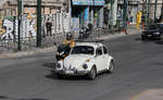 Am 6.3.2020 war dieser weiße VW Käfer nahe dem Hadrian Tor in Athen unterwegs.