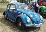 =VW Käfer steht auf dem Austellungsgelände beim Oldtimertreffen in Ostheim, 07-2019