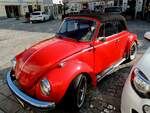 VW-Käfer Cabrio, lässt auf der polierten Motorhaube die Häuserfront des Stelzhamerplatzes in Ried spiegel; 210912