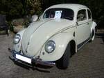 VW Typ 1  Käfer  im Farbton elfenbein. Dieser Käfer wurde 1952 nach Schweden ausgeliefert und dort im Juni des selben Jahres erstmalig zugelassen. Er hat wohl immer sehr viel Pflege genossen, denn er ist bis heute unrestauriert. Der im Heck verbaute, gebläsegekühlte, Vierzylinderboxermotor hat einen Hubraum von 1131 cm³ und leistet 24,5 PS. Diese Leistung reichte aus, umd den nur 730 Kilogramm leichten Typ 1 auf eine Höchstgeschwindigkeit von 110 km/h zu beschleunigen. Oldtimertreffen in Essen-Burgaltendorf am 15.05.2022.