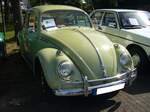 VW Typ 1  Käfer  des Modelljahres 1962 im Farbton manilagelb. Der abgelichtete Käfer ist ein Exportmodell. Der im Heck verbaute, luftgekühlte, Vierzylinderboxermotor hat einen Hubraum von 1192 cm³ und leistet 30 PS. Oldtimertreffen in Essen-Burgaltendorf am 15.05.2022.