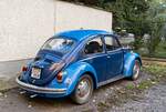 Rückansicht: blauer VW Käfer 1300.