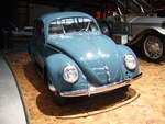VW Typ 1, die meisten nennen ihn  Käfer , mit einer Erstzulassung aus dem Jahr 1951. Ein solcher  Käfer  kostete im Jahr 1951 DM 4600,00 in der Standard- und DM 5400,00 in der Exportversion. Der im Heck verbaute, gebläsegekühlte, Vierzylinderboxermotor hat einen Hubraum von 1131 cm³ und leistet 25 PS. Die Höchstgeschwindigkeit des 1951´er Typ 1 lag bei ziemlich genau 100 km/h. Nationales Automuseum/Loh Collection am 08.11.2023.