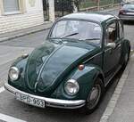 Hier ist ein dunkelgrüner VW Käfer (Modelljahr, 1968) zu sehen.