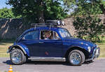 =VW Käfer auf der Zufahrt zur Oldtimerausstellung bei Schloss Fasanerie, 06-2025