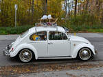 Dieser wunderschön restaurierte VW Käfer fuhr Anfang November 2025 durch Travemünde.