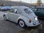 Profilansicht eines chinchillagrauen, rechts gelenkten, VW Typ 1  Käfer aus dem Jahr 1968. September 2024 auf dem Besucherparkplatz eines Pubs in Pont-Neddfechan/South Wales.