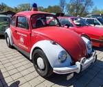 =VW K�fer,  ehemaliges Feuerwehrfahrzeug der Werkfeuerwehr der Firma BRAAS - Werk Heusenstamm, gesehen auf dem Ausstellungsgel�nde der Oldtimerveranstaltung in Frankenberg/Eder im Mai 2026.