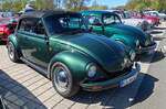=VW K�fer Cabrio und sein Bruder mit Stahldach, gesehen auf dem Ausstellungsgel�nde der Oldtimerveranstaltung in Frankenberg/Eder im Mai 2026.