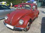 VW Typ 1  K�fer  aus dem Jahr 1957. Das Jahr 1957 teilt die K�fer-Historie in zwei �ren, da im August 1957, zum Modelljahr 1958, eine der umfassendsten Modellpflegen der K�fer-Geschichte stattfand: Der Wechsel vom  Ovali-K�fer  zum K�fer mit der rechteckigen Heckscheibe. Das ovale Fenster wurde durch eine deutlich gr��ere, rechteckige Heckscheibe ersetzt, was die Rundumsicht massiv verbesserte. Au�erdem wurde die Armaturentafel neu gestaltet. Der K�fer wurde in diesem Jahr haupts�chlich als Typ 1200, in den Versionen Standard oder Export ausgeliefert. Der im Heck verbaute, gebl�segek�hlte, Vierzylinderboxermotor hat einen Hubraum von 1192 cm� und leistet 30 PS. Oldtimertreffen Nordstern Klassik in Gelsenkirchen am 16.08.2026.