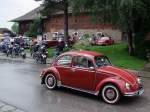 VW-Käfer mit  Augenaufschlag  startet bei der Oldtimerausfahrt  Stehrerhof  in Neukirchen/Vöckla;090705