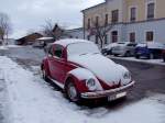 VW-Kfer aus dem Bezirk Lilienfeld wartet mit einer Schneemaske vor dem Bahnhof in Ried i.I.;100130