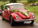 Dieser wunderschöne Volkswagen Käfer Cabrio stand am 28.08.2004 als Hochzeitsauto geschmückt vor der Kirche
