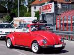 Käfer-Cabrio verlässt den Parkplatz eines Heimwerkermarktes;110507