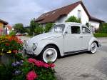 VW-Käfer nutzt einen blühenden Parkplatz;110731