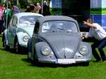 VW-Käfer im Doppelpack erhalten bei der Oldtimerveranstaltung in Andorf erste Anweisungen; 130518