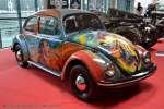Ein VW Käfer mit einer aufwändigen Lackierung verziert, gesehen am 10. März 2013 bei Retro Classics in Stuttgart.