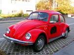 VW-Kfer mit den noch gltigen alten schwarzen KFZ-Kennzeichen, fhrt noch immer zur Zufriedenheit des Besitzers; Ried i.I.