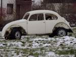 VW-Käfer, in etwas desolatem Zustand, wurde auf einer Wiese abgestellte, 130327