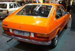 Heckansicht eines VW Passat B1 Typ 32 aus dem Jahr 1973 im Farbton mandarin.