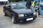 VW Polo 86C Treser-Cabriolet. In den Jahren 1991 und 1992 wurden insgesamt 290 Autos vom Typ Polo Coupe 86C in solche Cabriolets umgebaut. Davon wurde zehn Fahrzeuge von der Firma Treser in Ingolstadt gefertigt. Die restlichen 280 Cabriolets wurden aus Gründen der Kapazität bei Steyr-Daimler-Puch im österreichischen Graz umgebaut. Die, über das VAG-Händlernetz bestellten Neufahrzeuge, wurden direkt zur Firma Treser bzw. nach Graz geliefert, wo der Umbau durchgeführt wurde, Nach dem Umbau wurden die Autos direkt an die entsprechenden Händler ausgeliefert, so dass der Kunde sein Fahrzeug dort abholen konnte. Als Motorvariante konnte man den 1390 cm³ Motor mit 55 PS oder den 1598 cm³ Motor 75 PS wählen, wobei meist der letztere gewählt wurde. Ebenso war das Sondermodell wählbar, wobei in der Regel die GT Ausstattung bestellt wurde. Dies liegt wohl daran, dass jemand der soviel Geld für den Umbau ausgeben konnte, nicht an der restlichen Ausstattung sparen wollte. Schließlich kostete allein der Cabriolet-Umbau stolze 16.000 DM, dafür blieb dann auch die vollständige V.A.G.-Garantie für die Cabrios erhalten. Youngtimertreffen des AMC Duisburg am 21.09.2025.