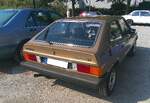 Heckansicht eines VW Scirocco 1 MK2 GT im Farbton sandmetallic.