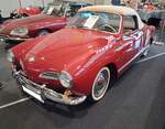 VW Typ 14 Karmann-Ghia Cabriolet des Modelljahres 1963. Im Jahr 1963 konnte der Karmann-Ghia K�ufer zwischen zwei luftgek�hlten Vierzylinderboxermotoren w�hlen: 1192 cm� mit 34 PS oder 1285 cm� mit 40 PS. Das gezeigte Typ 14 Coupe mit den Exportsto�s ...