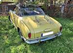 Heckansicht eines VW Typ 14 Karmann-Ghia Coupe des Modelljahres 1964 in der Farbkombination manila gelb/schwarz. Cars & Castle auf Schlo� Lauersfort in Moers am 03.10.2026.