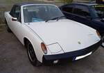 VW-Porsche 914.4 2.0, gebaut von 1973 bis 1976. Der so genannte  Volksporsche  wurde bereits im Jahr 1969 vorgestellt. Der Mittelmotor Targa war während seiner siebenjährigen Produktionszeit mit etlichen Motorisierungen lieferbar. Hier wurde ein 914.4 2.0 abgelichtet. Als Antrieb dient diesem Fahrzeug ein Vierzylinderboxermotor mit einem Hubraum von 1971 cm³ und einer Leistung von 101 PS Die Höchstgeschwindigkeit liegt bei 190 km/h. Oldtimertreffen am Theater an der Niebu(h)rg am 19.10.2025 in Oberhausen/Rheinland.