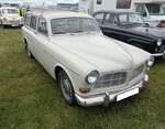 Volvo P221 (Amazon Kombi). W�hrend die  Amazon-Limousine  bereits 1957 auf den Markt kam, konnte man das grunds�tzlich f�nft�rige Kombimodell P221, erst ab Februar 1962 bestellen. Von Februar 1962 bis Mai 1969 wurden �ber 73.000 Kombi Modelle dieses Typs verkauft. Die Motorisierungen waren kongruent mit denen der jeweiligen Limousine. Das gezeigte Kombi ist mit dem unzerst�rbaren B18-Motor ausger�stet. Dieser hat einen Hubraum von 1780 cm� und leistete bis August 1968 68 PS. Nach den Werksferien des Jahres 1968 erh�hte sich die Leistung dann auf 75 PS. Der gezeigte Volvo wurde im April 1966 erstmalig zum britischen Stra�enverkehr zugelassen. Castle Combe Vintage Show am 19.05.2024 in Wiltshire/England.