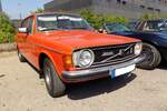 Volvo 144 de Luxe, in der abgelichteten Variante gebaut in den Jahren 1973 und 1974. Die 140´er Baureihe wurde bereits 1966 vorgestellt. Beim abgelichteten Modell handelt es sich um ein Fahrzeug der dritten und somit letzten Serie. Der Vierzylinderreihenmotor hat einen Hubraum von 1985 cm� und leistet in den beiden lieferbaren Vergaserversionen 82 PS oder 100 PS. Als Version mit Einspritztechnik (Foto) sogar 124 PS. 18. Oldtimerfestival an der  Alten Dreherei  in M�lheim an der Ruhr am 20.06.2026.