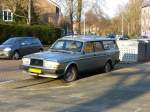 Volvo 245 GL fotografiert in Leiden, Niederlande am 28-12-2008.