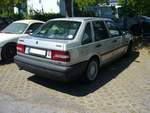 Heckansicht eines Volvo 440. Der Volvo 440 kam 1988 auf den Markt und wurde bis 1994 im niederländischen Volvo-Werk produziert. Das Modell war mit etlichen Benzinmotoren, sowie in einer Dieselversion lieferbar. Der abgelichtete Volvo 440 stammt aus dem Modelljahr 1994 und ist mit dem zweitstärksten, damals lieferbaren Motor ausgerüstet. Dieser Vierzylinderreihenmotor mit Einspritztechnik hat einen Hubraum von 1794 cm³ und leistet 90 PS. Die Höchstgeschwindigkeit wurde mit 175 km/h angegeben. Mülheim an der Ruhr am 31.05.2020