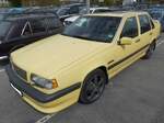 Volvo 850 T5-R, wie er ab dem Spätsommer des Jahres 1994 in 5500 Exemplaren gebaut wurde. Das Sondermodell war als viertürige Limousine und fünftüriges Kombimodell nur in den Farben gelb, schwarz und grün lieferbar. Die Ausst ...