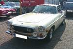 Volvo P 1800SE, gebaut in den Jahren von 1969 bis 1972. Der P 1800SE basiert auf dem bereits 1961 vorgestellten P 1800. Der Karosserieentwurf stammt von Frua/Turin. In den ersten beiden Jahren wurden die Wagen bei Jensen in GB zusammengebaut. Aufgrund von Qualit�tsproblemen wurde die Produktion nach den Werksferien 1963 ins Volvo-Stammwerk Lundby/G�teborg verlegt. Alle dort produzierten P 1800 trugen auf der am Heck befestigten Typenplakette ein S f�r Schweden. In den letzten vier Produktionsjahren wurde der P 1800 von einem Vierzylinderreihenmotor mit Benzineinspritzung angetrieben, der aus einem Hubraum von 1986 cm� 124 PS leistet. Aufgrund der seitlichen Begrenzungsleuchten, gehe ich davon aus, dass dieser Volvo ein USA-Reimport ist. Oldtimertreffen Essen-Burgaltendorf am 10.05.2026.