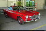 Ein Roter Volvo 1800 S zu Besuch am Oldtimer Treff auf den Areal des Flugplatz in Bleienbach am 31.05.2026