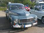 Volvo PV544 im Farbton ljusbl�. Produziert wurde das Modell von 1958 bis 1965. Der PV 544 (PV steht f�r P erson V agn) glich, in seiner Urform, seinem bereits im Jahr 1947 vorgestellten Vorg�nger PV 444. Angetrieben wird dieser sogenannte  Buckelvolvo  aus dem Modelljahr 1961 von einem Vierzylinderreihenmotor, der aus einem Hubraum von 1584 cm� 60 PS leistet. An den Radkappen mit dem roten Volvo-Logo kann man erkennen, dass dieser  Buckelvolvo  vor August 1962 produziert wurde. Danach wurde das Design der Radkappen ver�ndert. Sammelplatz zur Landpartie des AMC M�lheim/Ruhr am 03.10.2026.