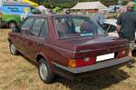 Heckansicht eines Volvo 340GLE im Farbton wine red aus dem Jahr 1985.